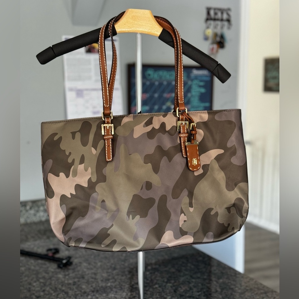 TOMMY HILFIGER Julia Camo Zippered Tote